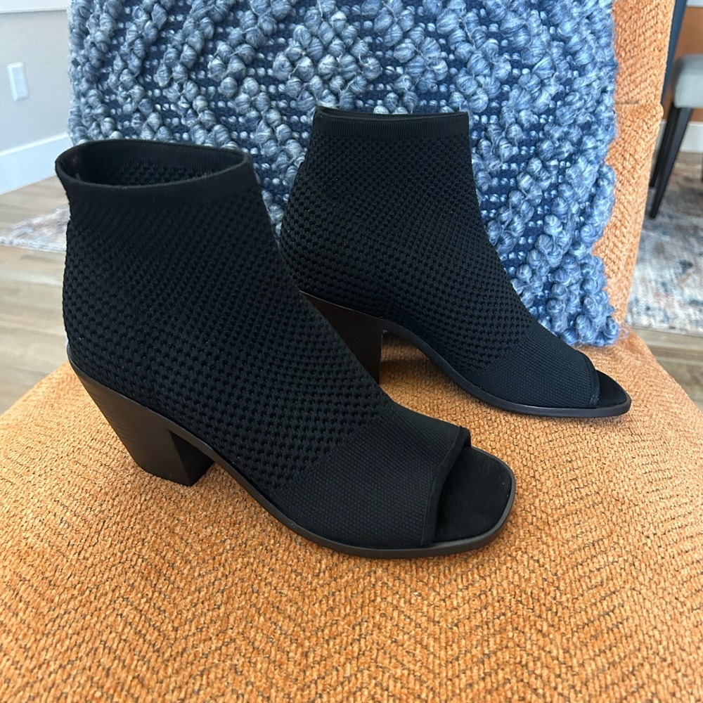 New Eileen Fisher Ark stretch knit fabric sock booties open toe sandals
Size 5.5